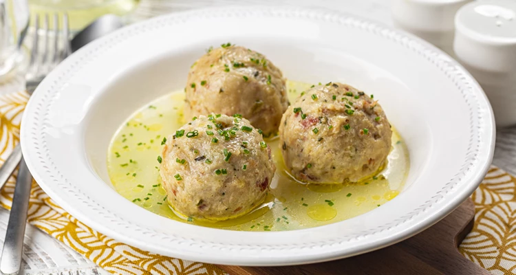 Tiroler Speckknödel-Suppe: Ein Klassiker der Alpen